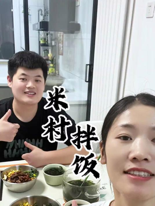 今天老公给复刻了米村同款的烤牛肉拌饭，味道简直太哇塞了！