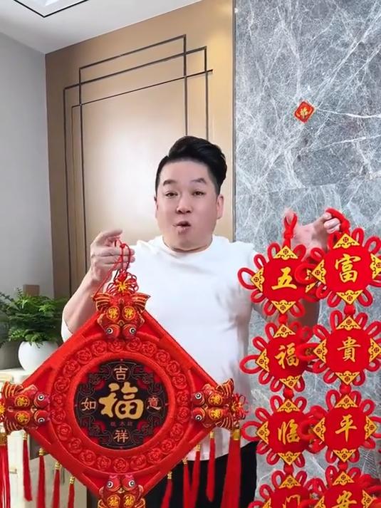 这讲究的人家过年,都会在家里挂这个大号的胡桃木中国结!