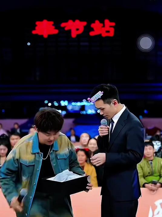 索图火了依旧低调，抽15元烟，穿五六百元皮鞋，接地气又重情义，这才是最难得的品质索图推荐男