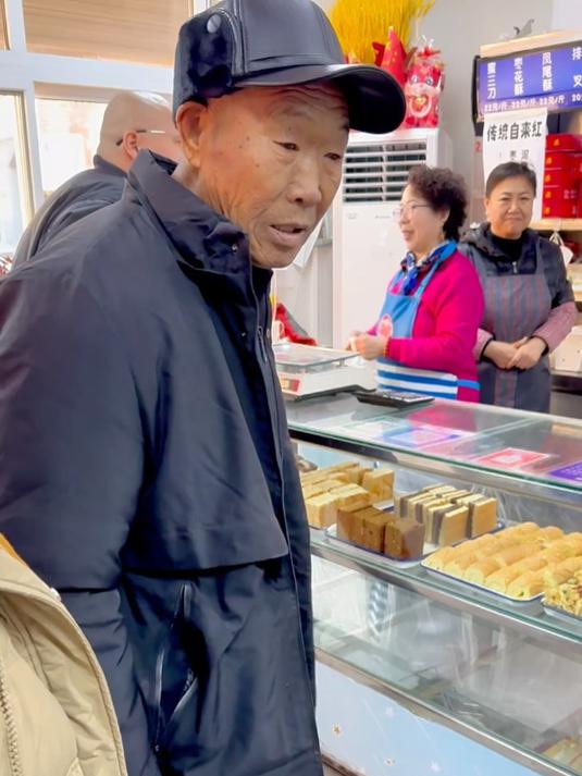 带老丈人买北京点心,老丈人直接拿大书包装,说要带回老家
