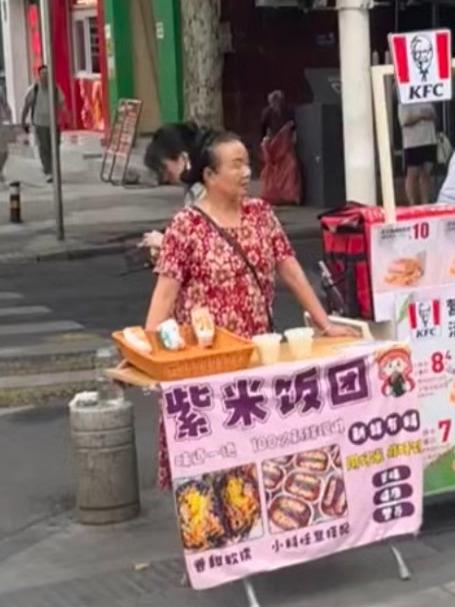肯德基也接地气了？早餐车街头摆摊引围观