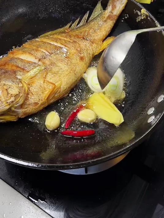 在家做红烧鱼这样做 鲜嫩入味好吃还漂亮