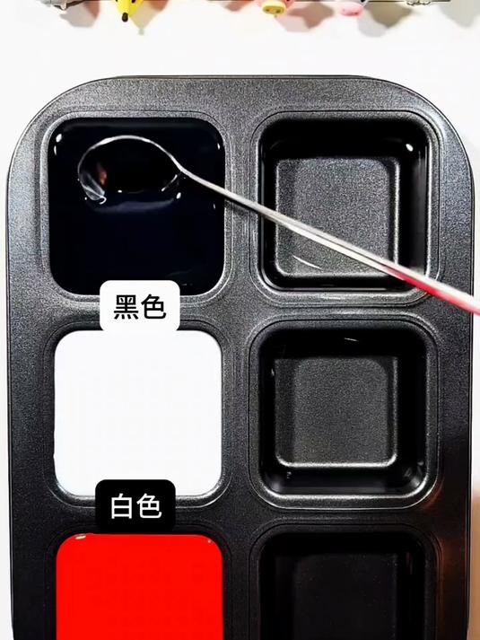 用黑白红三种颜色搭配,混合出三种令人惊讶的颜色