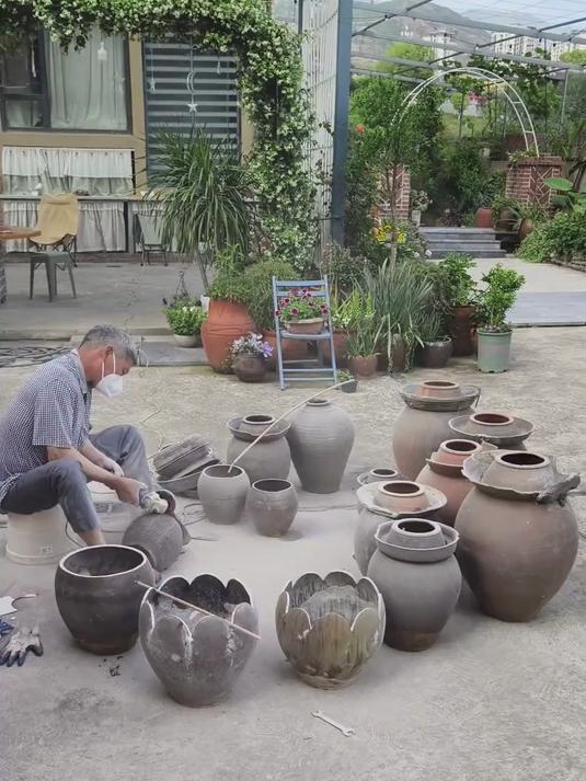 泡菜坛子做花盆