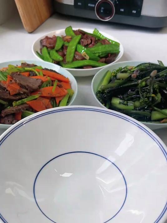 初中生的爱心晚餐回锅牛肉芹菜荷兰豆炒腊肠清炒紫菜苔