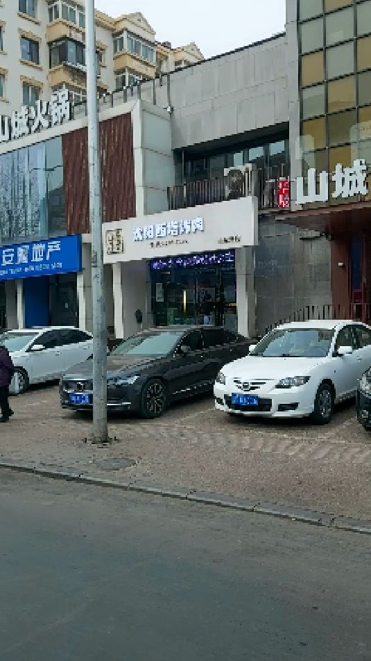 大连山东路饭店餐饮一条街特别有名,今天乘公交车19路扫一下,白天没有夜里的霓虹灯