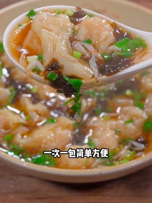 平时煮馄饨汤饺或者煮面条，来上一包，馄饨汤料包汤鲜味美还方便
