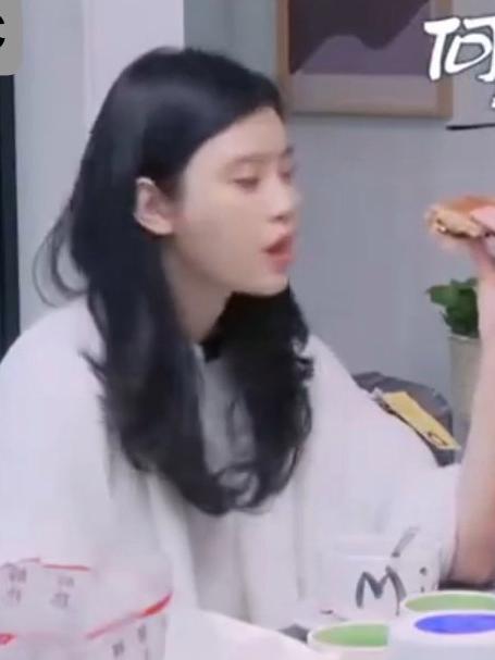 奚梦瑶真是小鸟胃,连面包都吃不完,何猷君都看傻眼丨幸福三重奏