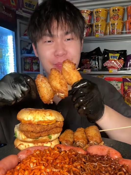 深夜爸妈熟睡汉堡炸鸡火鸡面通通都要尝个遍