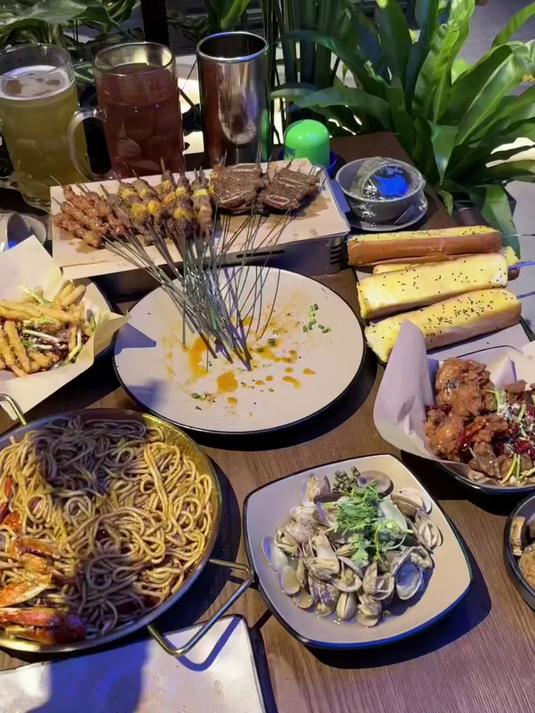 武汉的烧烤真的好绝烤粉烤热干面烤牛肉串蟹脚面都好好吃