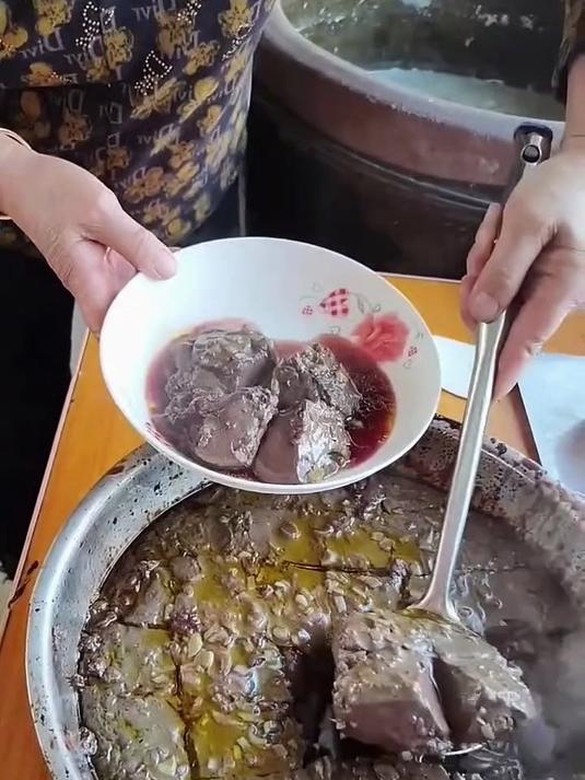 婆婆蒸的血豆腐可嫩了