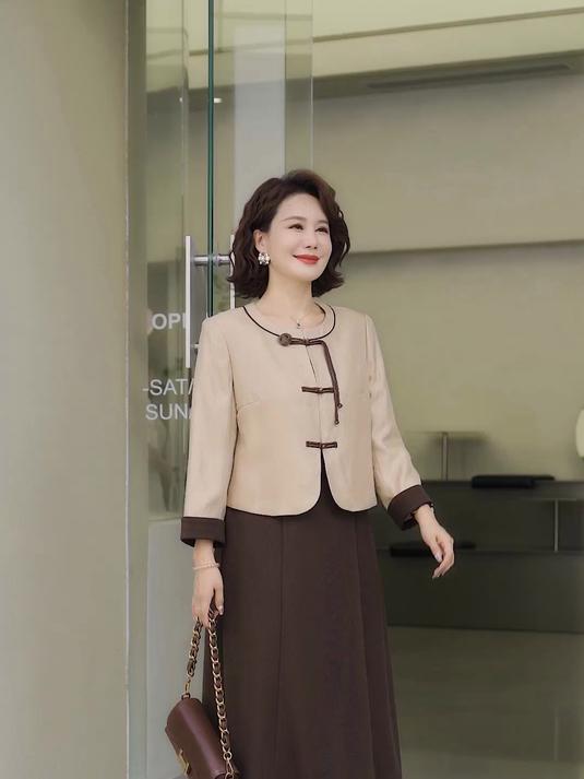 咖色外套教程:教中老年女性摆脱老气穿搭