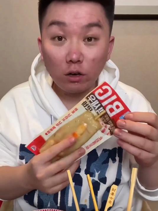 第一次吃便利店的红油捞汁关东煮