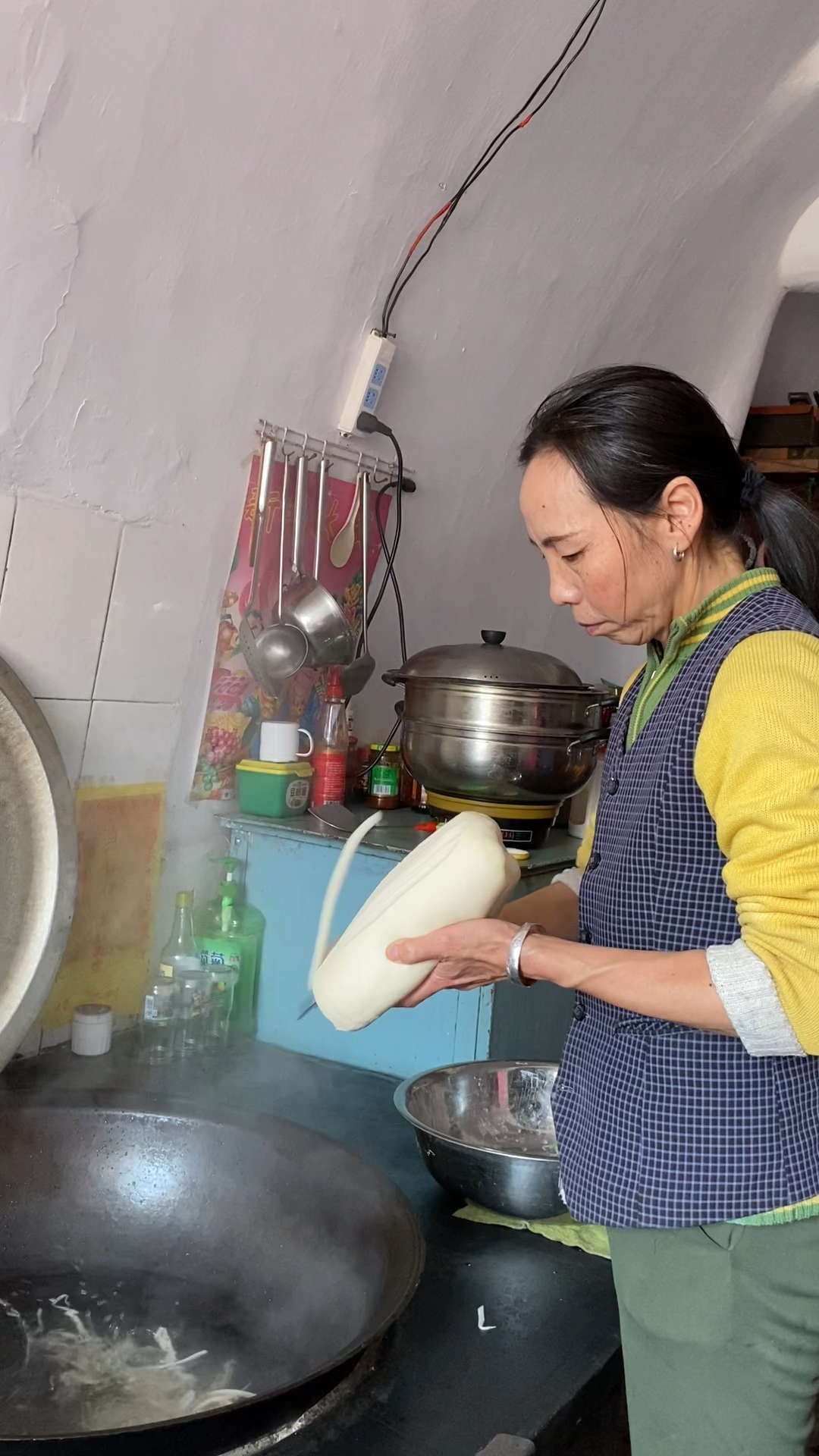 刀削面这样做,酸酸辣辣很解馋,做法还简单