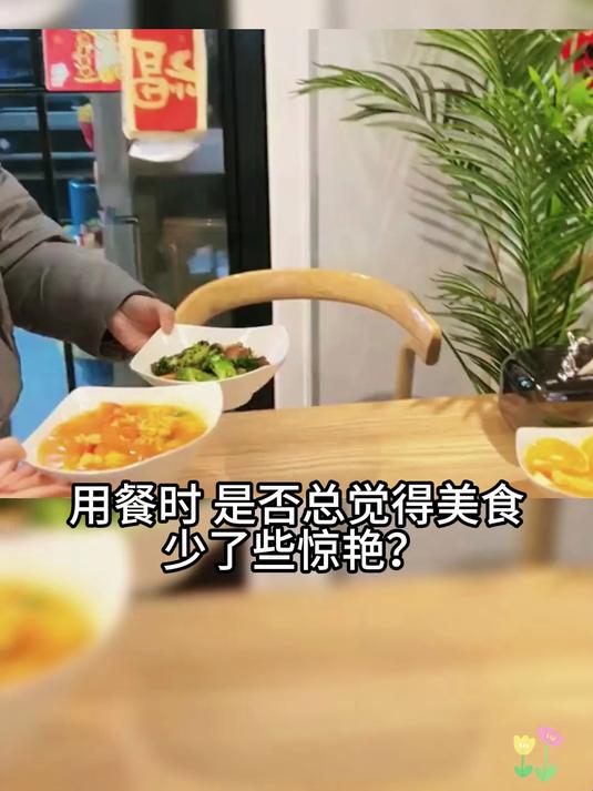 宝宝自己端碗不晃悠,四角兜住汤汁,桌面干干净净
