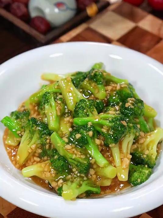 家里有小朋友的，你就试试这个蒜蓉西蓝花