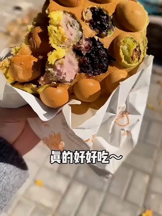 街头葡挞鸡蛋仔,抹茶味的饼皮,夹上各种口味的料!