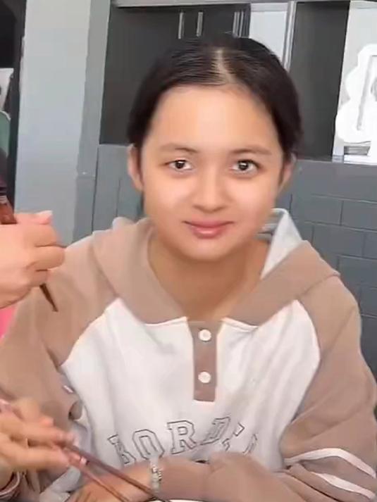大哥说生一个闺女加两个菜,现在低于六个菜都不动筷子了