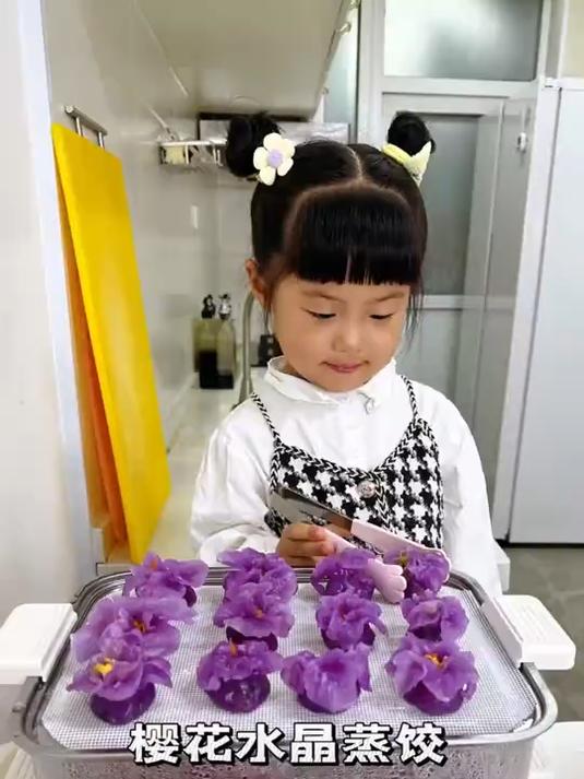 女儿做的樱花水晶蒸饺真是又好看又好吃，还用虾头做了海鲜粥