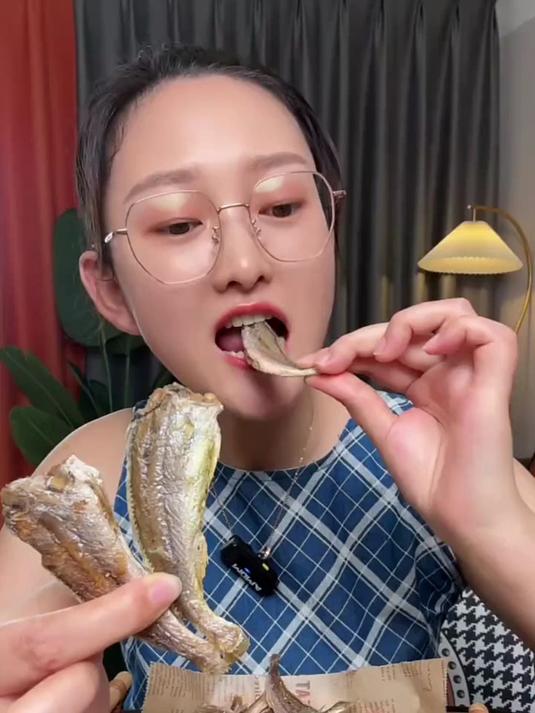 金黄酥脆黄鱼酥，鲜香爆汁，一口沦陷舌尖海洋！