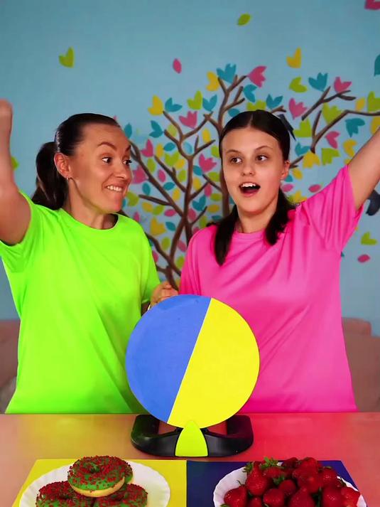 甜甜圈和草莓的分享