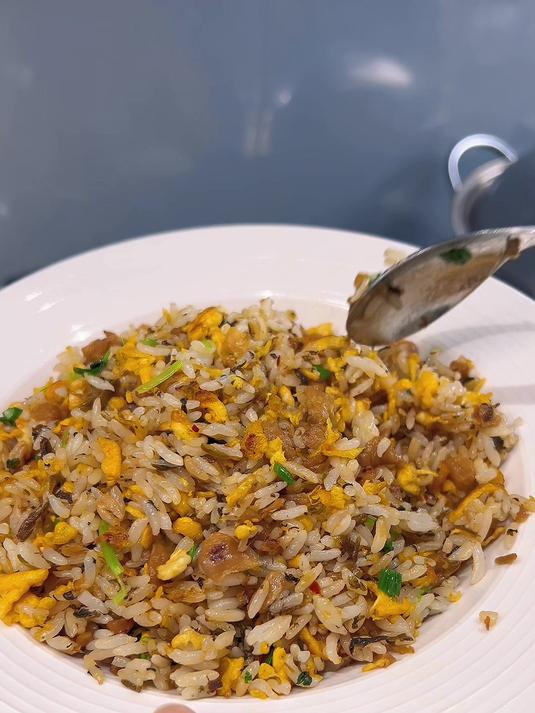 没人会拒绝一碗香喷喷的外婆菜炒饭吧!