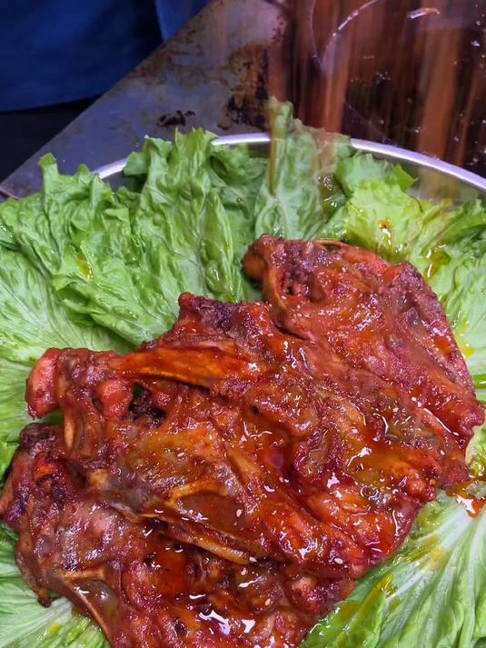 铁板鸡架,鸡架腌制好,放到铁板上一压,撒上孜然辣椒,焦香酥脆