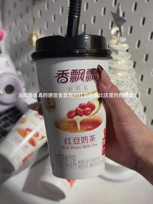 暖暖的捧在手心!香飘飘红豆奶茶还是一样的好喝!过年的心头爱!