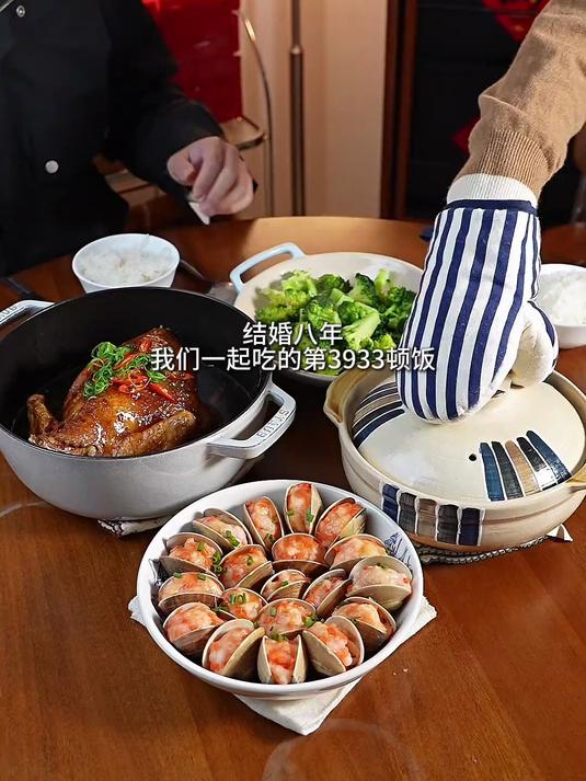今日菜单：清炒西兰花，葱油焖鸡，菌菇萝卜煲，蛤蜊酿虾滑