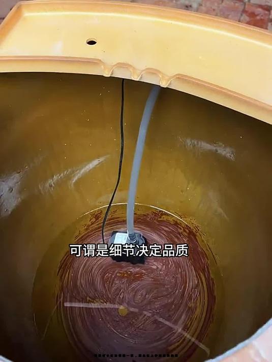 闲置老水缸加俩罐一泵,摆鱼缸上秒变庭院美景!