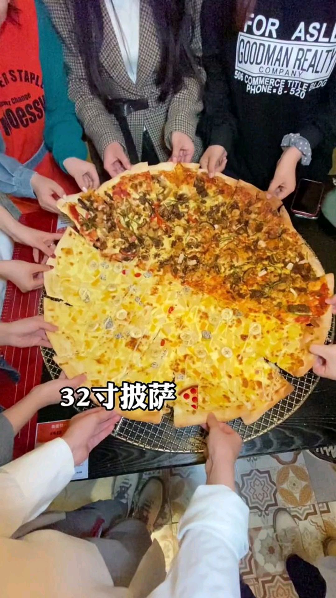 32寸的大披萨是什么概念呢?光芝士都有两斤,五个人以下根本吃不了