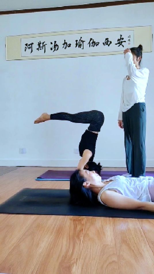 你可能不知道,阿斯汤加瑜伽头肘倒立练习还是C式,比较有挑战性