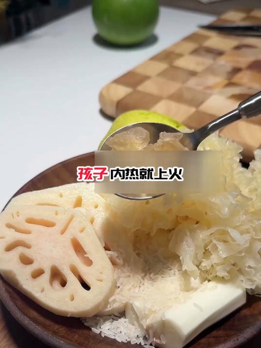 女生专属!莲藕雪梨饮,秋冬喝着养肤不丑