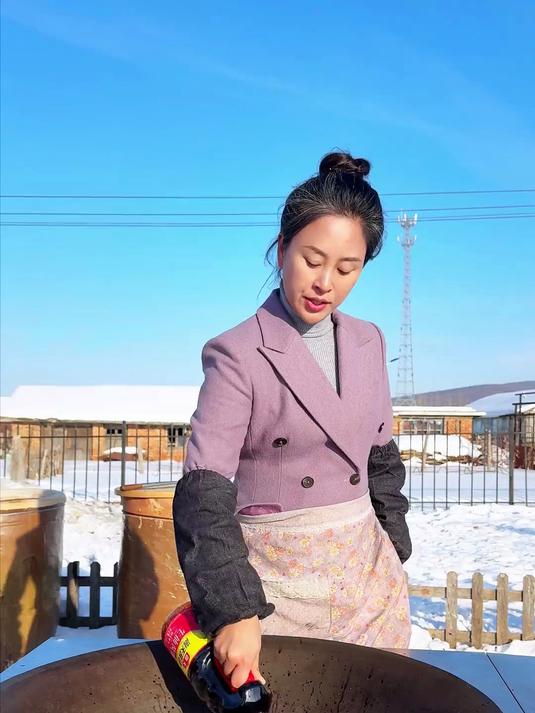 川妹子在东北腌四川腊肉好怀念那一口家乡的味道