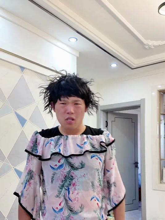 #内容过于真实##一人分饰多角##看一遍笑一遍#我要吃炸鸡，薯条，汉堡包