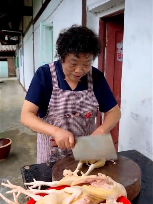 又快到家家户户做糟辣椒的时候了,今天做个剁椒鱼头来吃