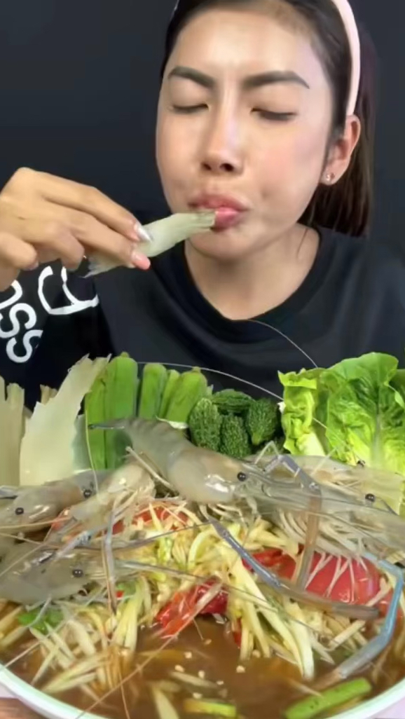 泰国美女夏日生吃大虾配木瓜丝,清凉解暑