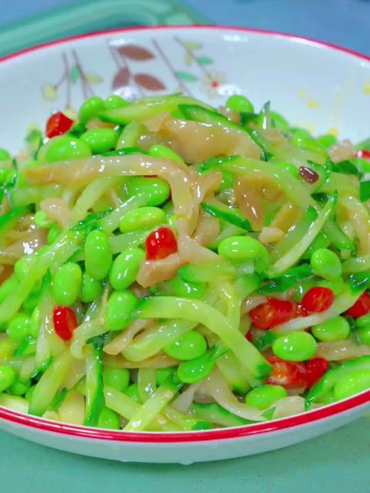 天气炎热 我们要多吃点清淡的美食 这个素炒黄瓜丝非常好吃