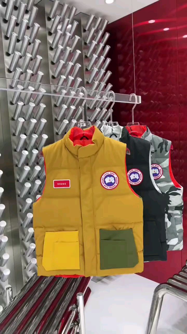加拿大鹅2022秋冬新款联名羽绒服,细节精致奢华