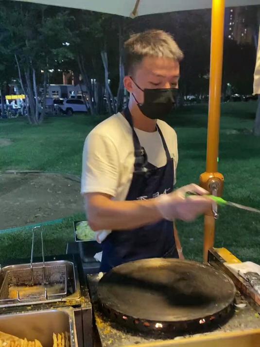 非常时尚的煎饼果子,这是很新的做法,大满贯19元