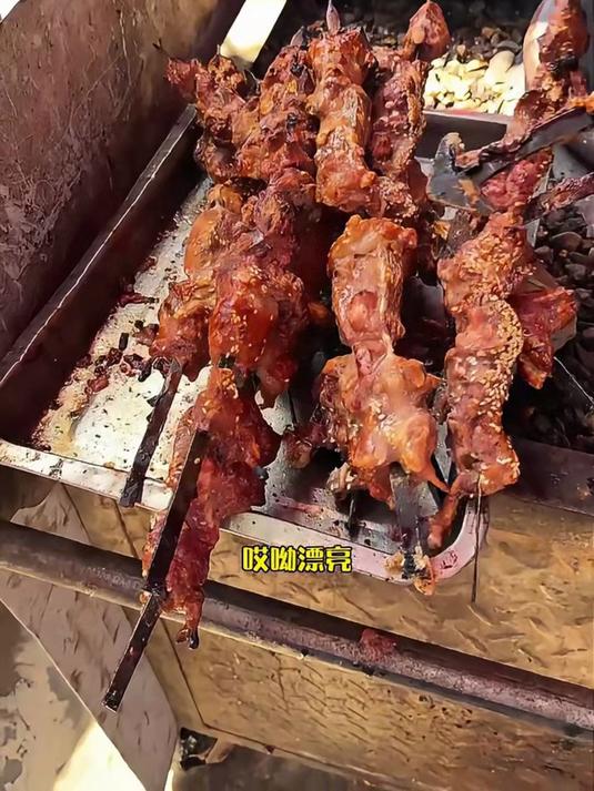 新疆街头馕坑烤肉串 烤的焦焦巴巴 这一口太香了!