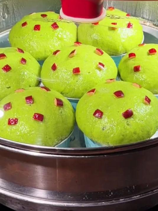 把菠菜汁倒进面粉里,不用揉面不用擀面