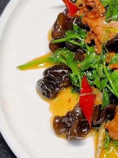 又是一道家常下饭菜#豌豆尖炒滑肉 听说豌豆尖比折耳根更受四川人的喜欢