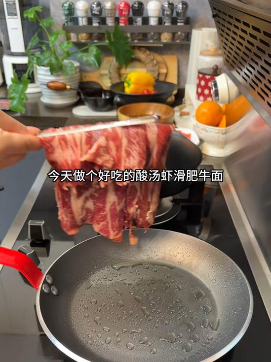 天热吃捞汁小海鲜+酸汤牛肉虾滑面太幸福了 