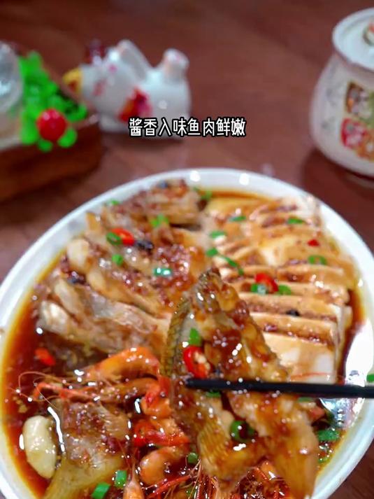 把鲈鱼淋上开水烫一下，出锅你将解锁一道既好吃有营养的人间美味