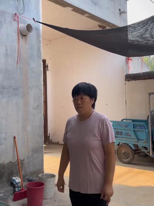 小松外出工作，春侠在家照顾公婆和孩子，菜园里结满蔬菜和瓜果