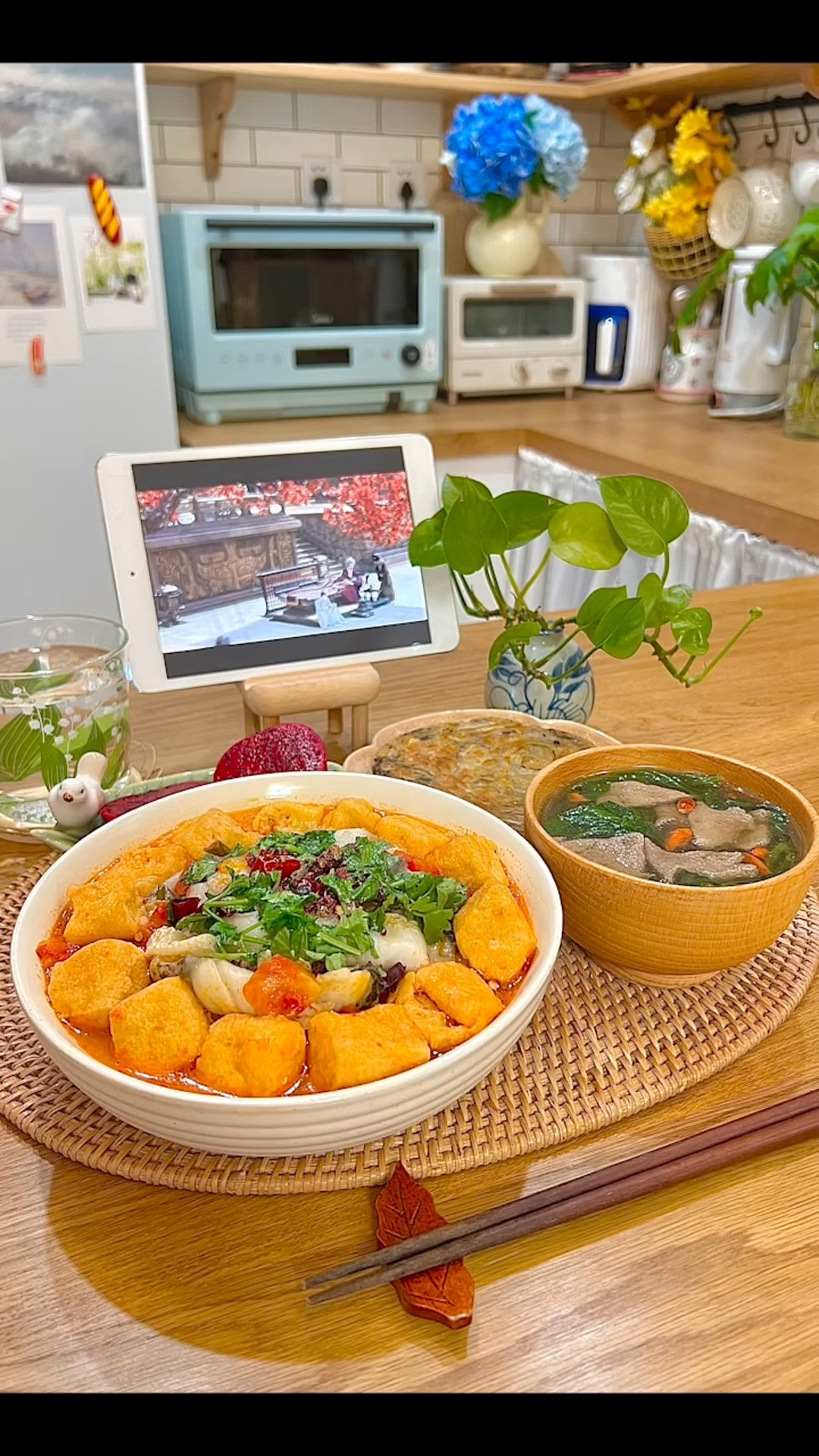 一人食:今天吃番茄鱼片米,梅干菜锅盔,菠菜猪肝汤