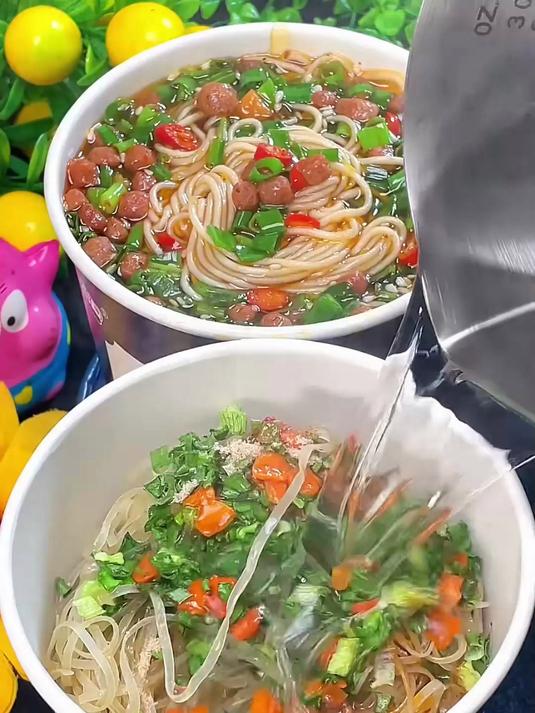 桶装兰州拉面居然有大块牛肉？咬一口满嘴香，太值了