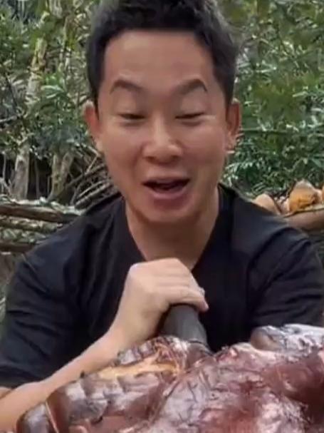 龙虾岛生活，今天来个烤猪怎么样？真的太美味了