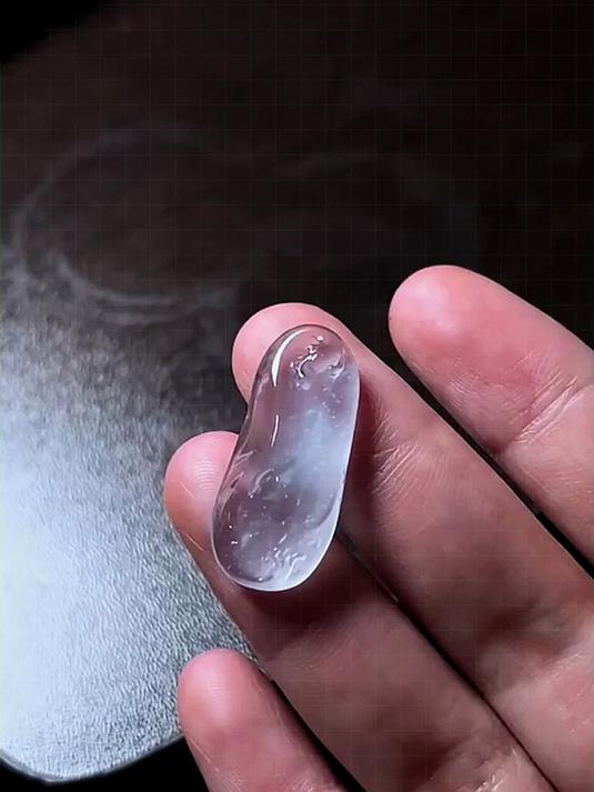 翡翠大鱼海棠造型 设计别致 透着灵动感